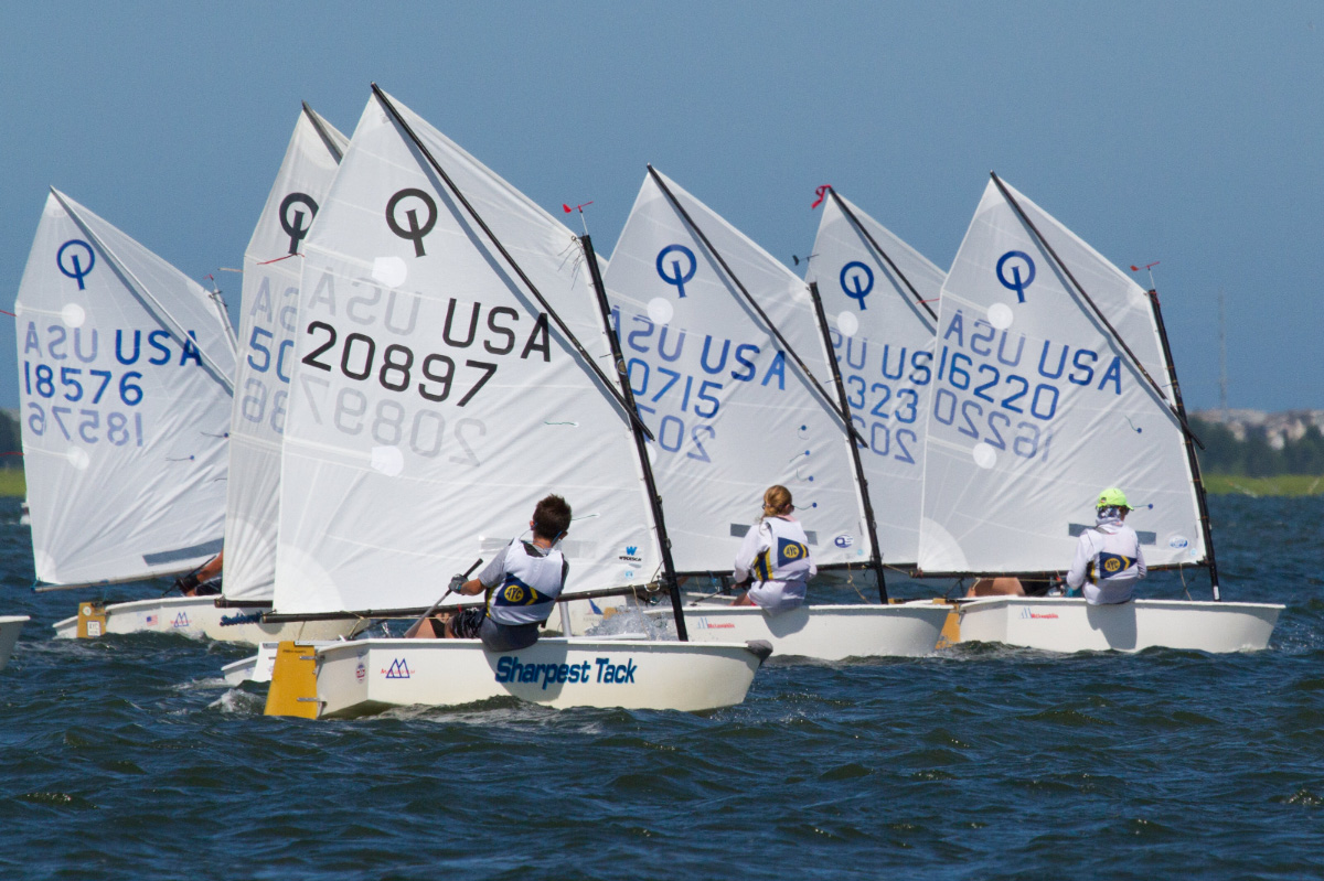 Youth-sailboats-regatta-racing-JUNIOR-SAILING-Avalon-Yacht-Club