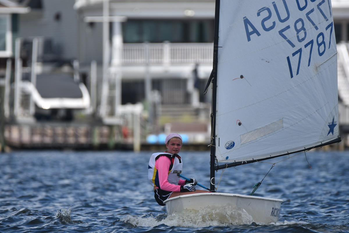 Girl-sailing-small-sailboat-on-water-JUNIOR-SAILING-Avalon-Yacht-Club