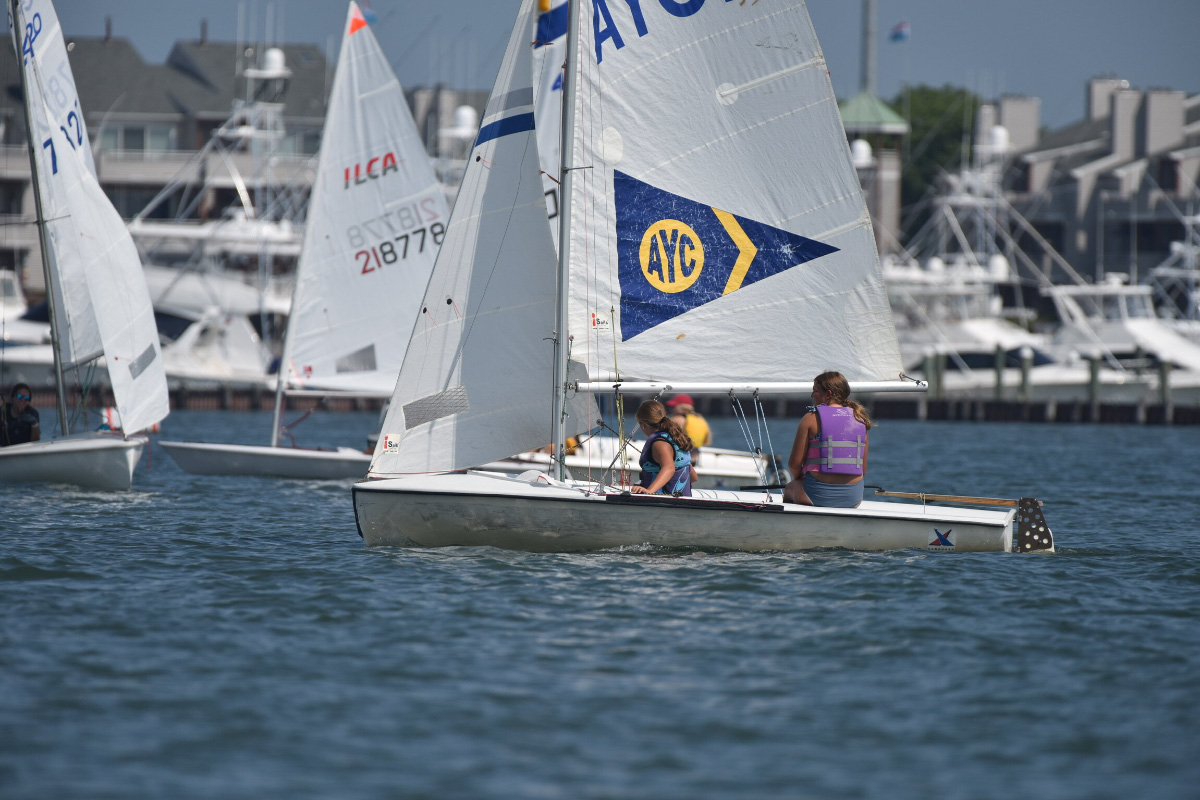 Youth-sailing-class-on-the-water-JUNIOR-SAILING-Avalon-Yacht-Club