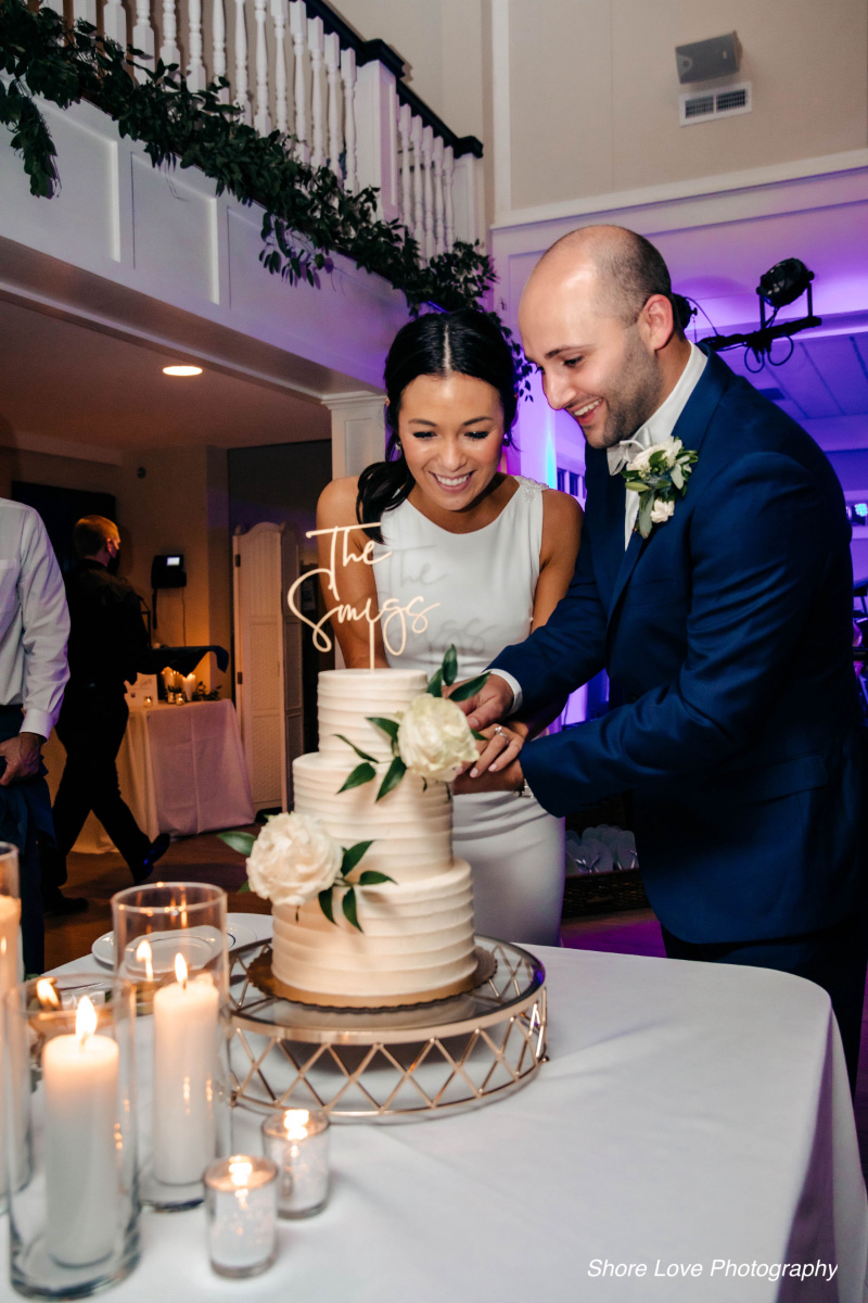 Bride-and-groom-cutting-wedding-cake-WEDDING-&-EVENTS-Cake-Avalon-Yacht-Club